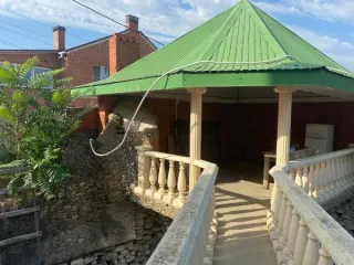 Здание жилое площадью 319,8 кв.м, КН 23:47:0113039:1386, земельный участок площадью 695 кв.м, КН 23:47:0113039:233, адрес: г. Новороссийск, с/т «Энтузиаст», 44. Обременение: арест.