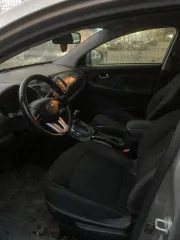 Kia Sportage 2013 года, 150 л.с., 160031 км, АКПП, проблемы с проводкой системы зажигания, многочисленные сколы и замятины капота, неравномерный окрас кузова, повреждение переднего бампера, сколы и царапины кузова, отслоение краски, неисправный аккумулятор.