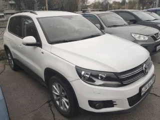 Volkswagen Tiguan, 2016 года, 122 л.с., 83699 км, МКПП, передний привод, цвет белый, VIN XW8ZZZ5NZHG105479, ранее участвовал в 6-ти ДТП, срабатывали подушки безопасности, восстановлен, ключ один, кондиционер не работает, АКБ разряжена, повреждено правое переднее крыло (вмятина), отчет Автотеки…