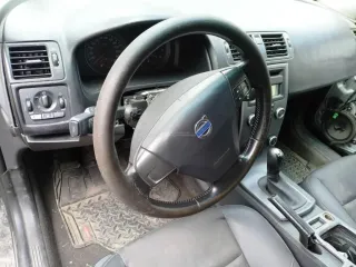 Volvo S40, 2007, черный, 141 734 км, 1 596 МТ (99,96 л.с.), бензин, передний, VIN YV1MS204282363187, седан, в нерабочем состоянии, разбито лобовое стекло, вмятины на правой стороне кузова и дверях, отломлено правое боковое зеркало, множественные повреждения кузова коррозией, багажник не…