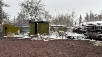 Дом 898 м² и участок 2072 м² в Ростовской области, г. Гуково, ул. Баранова, д. 7. Здание общежития, назначение: жилое, общей площадью 898 кв. м., инвентарный номер 4159, литер А, кадастровый номер 61:49:0010360:194. Земельный участок площадью 2072 кв.м, кадастровый номер 61:49:0010360:1. Движимое…