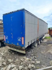 Полуприцеп KRONE SD Тентованный 2011 года, VIN WKESD000000496698, цвет серый. Состояние неудовлетворительное: после ДТП отсутствует передний борт, повреждены крыша и ее механизмы, изношена резина, имеются другие механические неисправности.