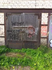 Гараж №2Н 15,3 кв.м. Вологодская область Нежилое встроенно-пристроенное помещение - гараж №2Н, площадью 15,3 кв.м., расположенное по адресу: Вологодская область, р-н Вытегорский, г Вытегра, пр-кт Ленина, во дворе д. 98, кадастровый номер 35:01:0206011:265, РНФИ П13370001417. Вид ограничений и…