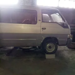 Nissan Caravan, 1982 года, 85 лс, 150000 км, номер кузова ARME24015541, гос. номер У589АМ27. Техническое состояние транспортного средства: не на ходу, не исправна автоматическая коробка передач, двигатель требуется ремонт; по кузову многочисленные следы сквозной коррозии.