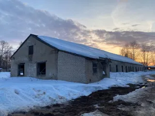 Комплекс зданий для хранения и ремонта автотехники общей площадью 5101.8 кв.м расположен по адресу: Ярославская область, Некрасовский район, Вятский сельский округ, с.Вятское, ул.Давыдковская, д.35. Кадастровый номер комплекса: 76:09:060101:1885. В состав комплекса входят: нежилое здание мастерской…