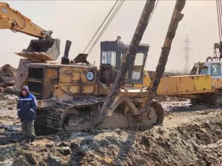 Экскаватор гусеничный Hyundai R300LC-9SH, заводской номер HHKHZ808LE0000183, 2014 год выпуска, госномер 58 УЕ 9248 (63 СВ 9366). Экскаватор гусеничный Hyundai R300LC-9S, заводской номер HHKHZ810LE0001178, 2014 год выпуска, госномер 58 УЕ 9241 (63 СВ 9362). Трактор ДТ-75 ДЕРС2 с буровой установкой…