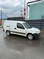 Автомобиль марки Peugeot модель Partner 2010 г.в. VIN-номер VF3GCKFWCAX509722. Легковой автомобиль ПЕЖО ПАРТНЕР. Год выпуска: 2010. Идентификационный номер (VIN): VF3GCKFWCAX509722. Номер кузова: VF3GCKFWCAX509722. Цвет кузова: Белый. Рабочий объем: 1360 см3. Мощность: 55 кВт/75 л.с. Экологический…
