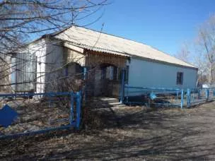 Нежилое здание - телятник, кад. № 74:11:0904003:175, инвентарный №5795, S=1817,30 кв.м., Челябинская обл., Кизильский район, п. Урал, ул. Строительная, 26, с правом аренды земельного участка с кад. № 74:11:0905003:2, земли населенных пунктов, для индивидуального животноводства, S=10490 кв.м…