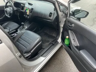 Kia Cerato 2015 года выпуска, VIN: XWEFX411BF0008409, автомобиль в хорошем техническом состоянии, двигатель работает без нареканий. Коробка АКПП требует внимания, пинки при переключении передач. Лакокрасочное покрытие требует внимания, сколы, царапины. Ходовая часть также требует внимания.