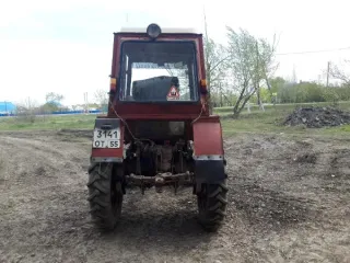 Трактор Т-25А 1987 года выпуска; заводской № машины (рамы) 391246; двигатель № 943556; коробка передач № 392240; основной ведущий мост (мосты) № 392240; вид движителя колесный, цвет красный; гос. регистрационный знак: тип 3, код 55, серия ОТ, № 3141 (состояние не удовлетворительное)