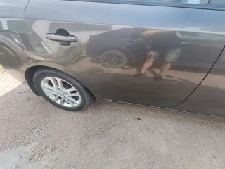 Автомобиль Kia Cerato 2011 г.в., VIN KNAFU411BB5910975. Внешнее техническое состояние: не на ходу, битый в правую переднюю часть (бампер, капот, крыло, фара, внутренние элементы), по кузову по кругу имеются потёртости в некоторых местах с элементами ржавчины. Салон относительно пробегу в хорошем…