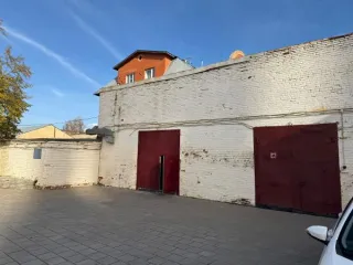 Нежилые здания общей площадью 1745.2 кв.м и земельные участки в Тамбовской области. Объекты: нежилое здание площадью 211.8 кв.м (2 этажа, КН:68:29:0101032:26, обременение - аренда), нежилое здание площадью 358.7 кв.м (2 этажа, КН:68:29:0101032:27, обременение - аренда) по адресу: г. Тамбов, ул…