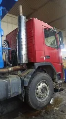 Грузовой самосвал БЦМ-53 на шасси Volvo FM Truck 6x6, г.в. 2007, VIN X3W6539B070000093, цвет кабины красный, кузов синий. Работоспособность не проверялась. Расположено по адресу: г. Кола, Кильдинское шоссе, д. 18.