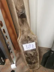 Надувное маломерное плавательное средство Kantegir зеленого цвета с двумя деревянными веслами, один комплект. Бывшее в употреблении, со следами эксплуатации: царапины, потертости, загрязнения. Сопроводительные документы отсутствуют. Реализуется в качестве годных остатков.