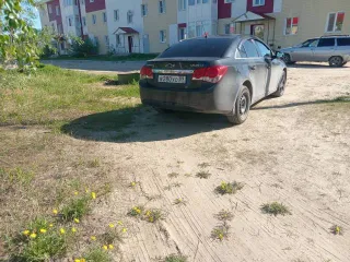 Chevrolet Cruze 2010 года, 141 лс, АКПП. Автомобиль марки ШЕВРОЛЕ КРУЗ, 2010 г.в., ГРЗ – В280УО89, VIN – XUFJA695JA3017360, цвет: черный. Учтено техническое состояние: автомобиль на ходу, требуется химчистка салона.