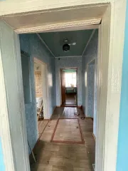 Жилой дом 44.7 кв.м., Амурская область, расположенный по адресу: пер. Песчаный, д. 9. 1975 год постройки; общая площадь –44,7 кв.м., число этажей -1; стены – бревенчатые; перекрытия – деревянные; полы – дощатые, электроснабжение централизованное, отопление печное местное, холодное водоснабжение…