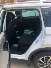 Автомобиль марки Volkswagen Tiguan, VIN: XW8ZZZ5NZKG215668, год выпуска 2018, цвет белый. Проблемы с кузовом и лакокрасочным покрытием (последствия ДТП): многочисленные сколы и повреждения ЛКП, вмятины (бампер передний, бампер задний, капот, крыша, задняя левая дверь, заднее правое крыло, правая…