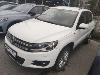 Volkswagen Tiguan, 2016 года, 122 л.с., 83699 км, МКПП, передний привод, цвет белый, VIN XW8ZZZ5NZHG105479, ранее участвовал в 6-ти ДТП, срабатывали подушки безопасности, восстановлен, ключ один, кондиционер не работает, АКБ разряжена, повреждено правое переднее крыло (вмятина), отчет Автотеки…