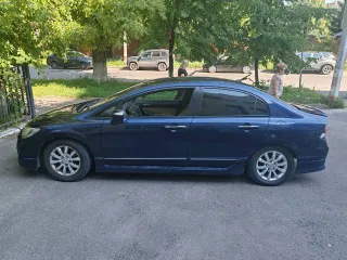 Honda Civic, 2008 год, VIN JHMFD36209S201600, гибридный двигатель. Авто имеет следующие повреждения: отходит пластиковая накладка на порог, задний бампер с задней стороны прикручен на саморезы, бампер сзади слева поцарапан, левая задняя фара разбита, левая задняя арка имеет небольшую коррозию…