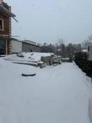 Земельный участок 1026 м² в Ставропольском крае по адресу: Россия, Ставропольский край, г. Ессентуки, ул. Комарова, площадь 1026+/-11 кв.м., на котором находится объект незавершенного строительства.