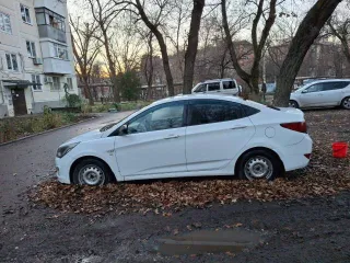 Hyundai Solaris 2016 года, легковой, VIN Z94CT41DAHR550270, государственный регистрационный знак О231СТ123, белый цвет, мощность двигателя 123 л.с., механическая коробка передач. Автомобиль имеет внешние повреждения: потертости, царапины, вмятины, очаги коррозии на кузове, трещины и сколы стекол…