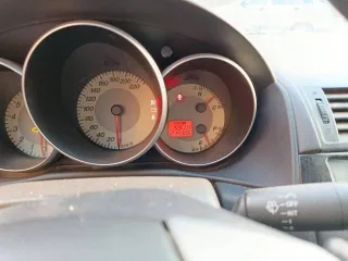 Mazda 3 2007 года, 150 л.с., пробег 214306 км. VIN JMZBK12F681598912, объем двигателя 1999 куб. см, масса 1320 кг, левый руль, бензиновый двигатель. Имеются сколы, царапины, коррозия, колеса спущены, аккумулятор разряжен.