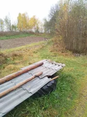 Земельный участок площадью 1500 кв.м для индивидуального жилищного строительства, кадастровый номер 47:05:0504001:432. Расположен по адресу: Ленинградская область, Подпорожский муниципальный район, Важинское городское поселение, деревня Заозерье, улица Петропавловская, земельный участок 3б.