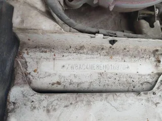 Skoda Octavia 2013 года выпуска, VIN XW8AC4NE8EH016970. Цвет белый, госномер О785НР32. Автомобиль в залоге. Не на ходу: не работает коробка передач, двигатель заводится. Состояние кузова требует покраски, имеются повреждения стоп-сигналов, множество сколов и царапин.