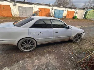 Toyota Mark II 1996 года выпуска. Годные остатки легкового автомобиля. VIN отсутствует, кузов № GX1056006434. Не стоит на учете в ГИБДД, находится в г. Южно-Сахалинск.