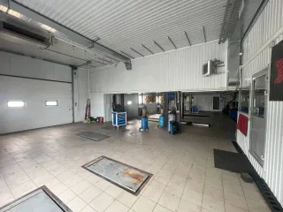 Автосервис и мойка 8777 кв. м Хабаровский край 6/8 долей в недвижимом имуществе: Автосервис, кадастровый номер 27:23:0050507:127 площадь 459,70 кв. м; Автомобильная мойка, кадастровый номер 27:23:0050507:128 площадь 414,30 кв. м; Земельный участок, кадастровый номер 27:23:0050507:138 площадь 3…