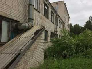 Земельный участок площадью 13 303 кв.м, кадастровый номер 29:24:010301:3, категория земель – земли населенных пунктов, вид разрешенного использования – эксплуатация здания студенческого общежития. На участке расположено нежилое здание (здание студенческого общежития) площадью 2 721 кв.м…