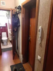 Квартира в Калининграде, 35 кв.м, 1 комната. Адрес: Калининградская обл., г. Калининград, ул. П. Морозова, д. 53, кв. 2, кадастровый номер: 39:15:150830:482, 1 этаж. Вместе с официальной площадью квартиры, указанной в выписке из ЕГРН, в данной квартире имеется неучтенная дополнительная площадь…