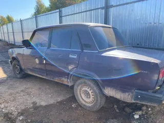 ВАЗ-21074 2003 года, госномер С168СХ43, VIN ХТА21074031707788, цвет фиолетовый. По кузову имеется коррозия, колеса спущены, ключи зажигания и ПТС изъяты. Рабочее состояние не проверялось.