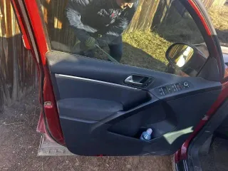 Volkswagen Tiguan 2014 года выпуска. VIN: XW8ZZZ5NZEG113455. Двигатель №: CAW 193325. Цвет: вишнево-красный.