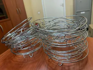 Наборы для саджа 20 шт. (тарелки, блюда, подставки), включающие в себя в общем: 1) тарелка плоская металлическая с отверстиями диаметром 28 см, 20 шт.; 2) блюдо с двумя красными ручками 10 шт.; 3) блюдо с двумя металлическими ручками 10 шт.; 4) подставка для саджа из металла 20 шт.; 5) тарелки…