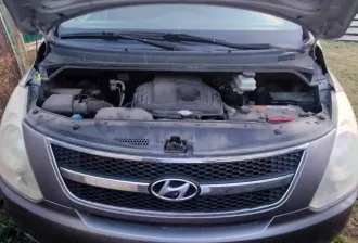 Hyundai Starex 2011 года, серый цвет. VIN: KMJWA37JBBU332444. Автомобиль видимых существенных повреждений не имеет, кроме естественных следов эксплуатации. На момент осмотра запустить двигатель и проверить возможность движения не представилось возможным, по неизвестным причинам (не завелся).