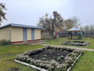 Жилой дом, назначение – жилой дом, кадастровый номер 57:18:0370101:187, адрес (местонахождение) объекта: Орловская область, р-н Покровский, д Даниловка; с земельным участком, категория земель: земли населённых пунктов, вид разрешенного использования: Для обслуживания здания и территории, общая…