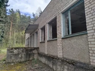 Нежилое здание КН 60:15:1005049:21, площадь 238 кв.м., земельный участок КН 60:15:1005049:1, площадь 1579 кв.м., категория земель земли населенных пунктов, вид разрешенного использования для обеспечения деятельности, по адресу Псковская область, Печорский м.о., г. Печоры, ул. Набережная, д. 9.