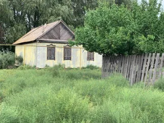 Земельный участок 300 кв.м. Астраханская область, кадастровый номер 30:02:020401:89, ВРИ – для ведения личного подсобного хозяйства, расположен по адресу: Астраханская область, Володарский район, с. Кошеванка, ул. Береговая, 40.