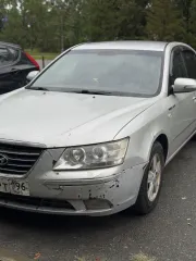 Hyundai Sonata 2009 года, VIN: KMHEU41MP9A709015. Автомобиль в нормальном состоянии, на ходу, имеется вмятина на заднем правом крыле.