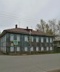 Нежилое здание 35:10:0103015:39 и земельный участок 35:10:0103015:17, находящиеся по адресу: Вологодская область, г. Великий Устюг, ул. Красная, д. 63. Нежилое здание с кадастровым номером 35:10:0103015:39 площадью 338,9 кв.м, год постройки - 1892. Здание двухэтажное деревянное, коммуникации…
