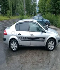 Renault Megan, 2005 - автотранспортное средство Рено Меган, 2005 г.в., VIN VF1LM1B0H33612300, номер кузова VF1LM1B0H33612300. Требуется замена тормозных дисков и колодок по кругу, имеется трещина на лобовом стекле, ремонт или замена капота, имеются сколы и царапины по всему кузову, пороги под…