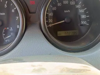 Chevrolet Aveo 2004 года, голубой. VIN: KLASF69A14B180020, ПТС: 77584067, госномер: С851МР09. Произведен в Корее. Двигатель бензиновый, модель F19S3, мощность 82,96 л.с. Кузов: KLASF69A14B180020. Разрешенная максимальная масса 1500 кг, масса без нагрузки 1080 кг.