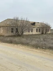 Нежилое здание школы 702,9 м², Ахтубинский район, Астраханская область. Одноэтажное нежилое здание для дальнейшей разборки и утилизации, общей площадью 702,9 кв.м, с кадастровым номером 30:01:060302:345, расположенное по адресу: Астраханская область, Ахтубинский район, п. Средний Баскунчак, ул…