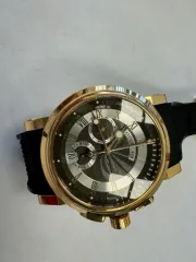 Breguet Marine Chronograph RG ref. 5827BR/Z2/5ZU наручные часы, корпус круглый, из металла золотистого цвета, ремешок из материала черного цвета с замком из металла золотистого цвета. На оборотной стороне штампованная надпись «HORLOGER DE LA», «MARINE», «BREGUET», «468 BP Au750», «REF 5827», б/у…