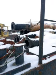 Гидромонитор ГМ-1 (б/у), год выпуска 2009. Головной реф. понтон к гидромонитору ГМ-1 (2 шт.). Катер БМК-130 (б/у). Понтон грунтовозный ПГ-10. Концевой реф. понтон к гидромонитору ГМ-1 (2 шт.). Понтон рефулерный с шарнирным соединением (8 шт.). Роликоопора (14 шт.). Тумба для понтона (7 шт.)…