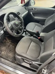 Skoda Yeti 2013 год выпуска, VIN XW8JF25L5DH710864, госномер Х433КТ799. ПТС и СТС оригиналы, 2 комплекта ключей. Автомобиль на ходу, имеется трещина на лобовом стекле и многочисленные мелкие царапины и сколы по кузову.