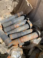 Запчасти для грузовой техники и погрузчика: канат металлический в рулоне, гайка металлическая окрашена в черный цвет диаметр резьбы 2 см ширина и толщина 3*1,7 см (имеется ржавчина), болт М 20*92 крепления колеса предназначен для крепежа колес на ступицы грузовых автомобилей, гайка шестигранная М…