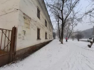 Недвижимое имущество, состоящее из: Земельного участка с кадастровым номером 19:02:010533:1446, площадью 690,0 кв.м., расположенного по адресу: Российская Федерация, Республика Хакасия,  г. Черногорск, Улица Дзержинского, 5. Категория земель: земли населенных пунктов, виды разрешенного…