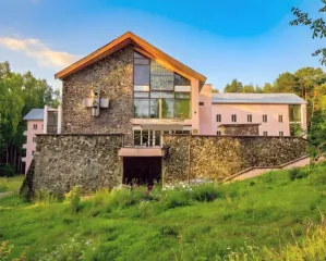 Комплекс недвижимости с земельным участком 2260.6 кв.м, п. Борок, Ярославская область, расположенный по адресу: Ярославская область, Некоузский район, п. Борок с земельным участком, в составе: Здание больницы-поликлиники, КН 76:08:010631:338, 5 эт., в т. ч. подземных 1, 5 556,8 кв. м; ЯО, р-н…